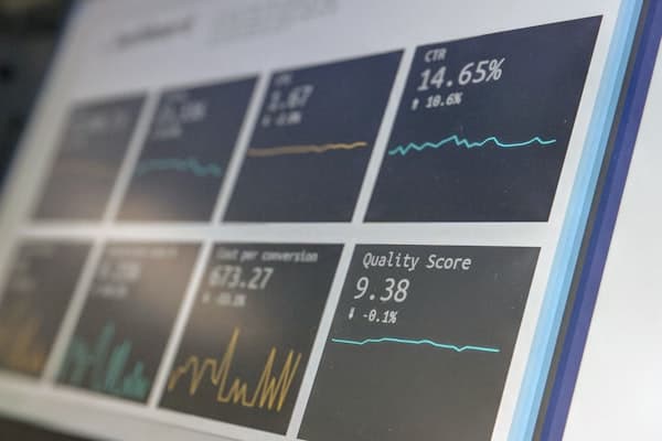 Hive warehouse support problems: analytics dashboard reflecting query performance, warehouse drift, and reporting instability